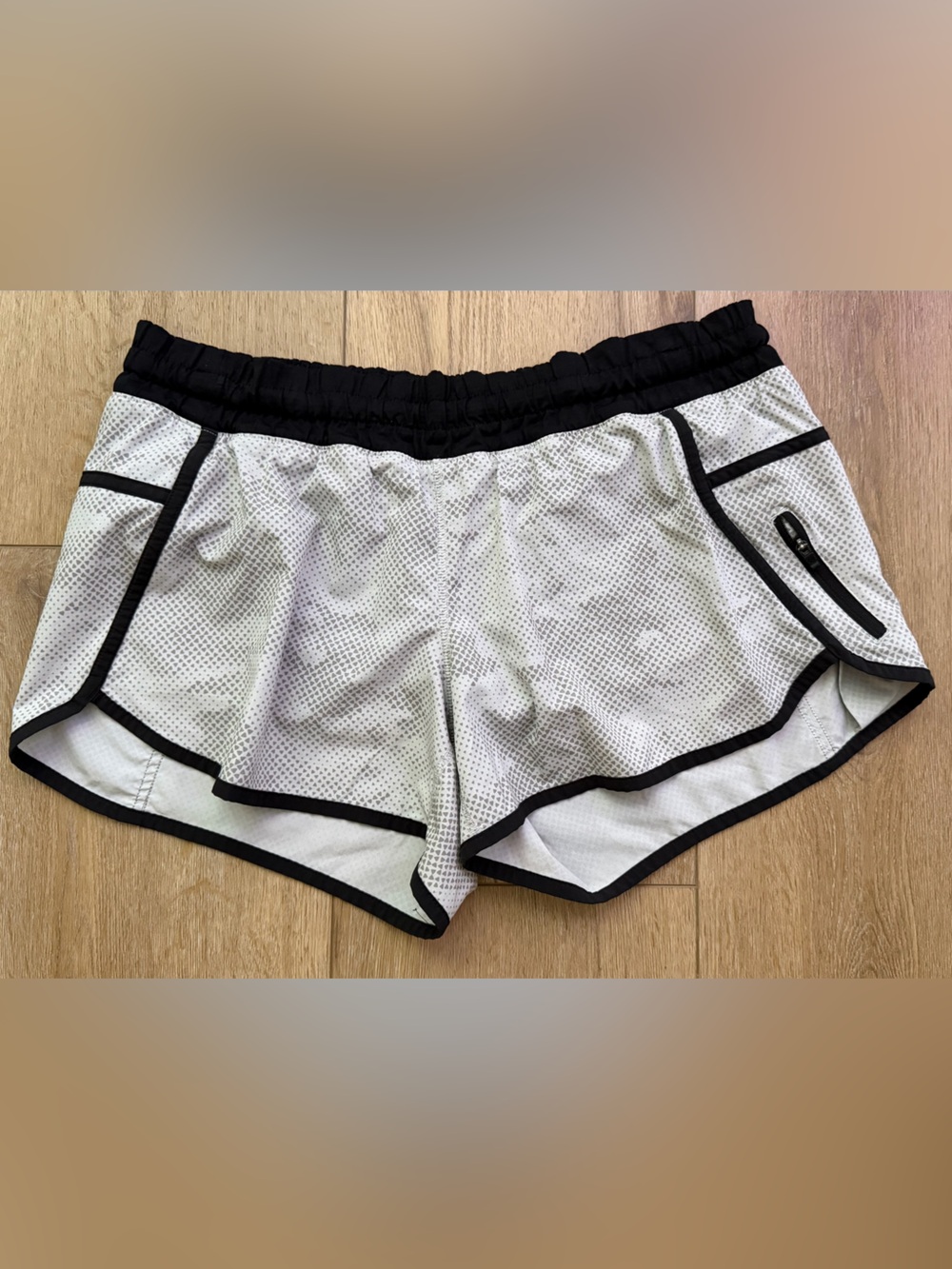 Lululemon Tracker Short III 4” Size 10 Diamond Camo Silver Spoon